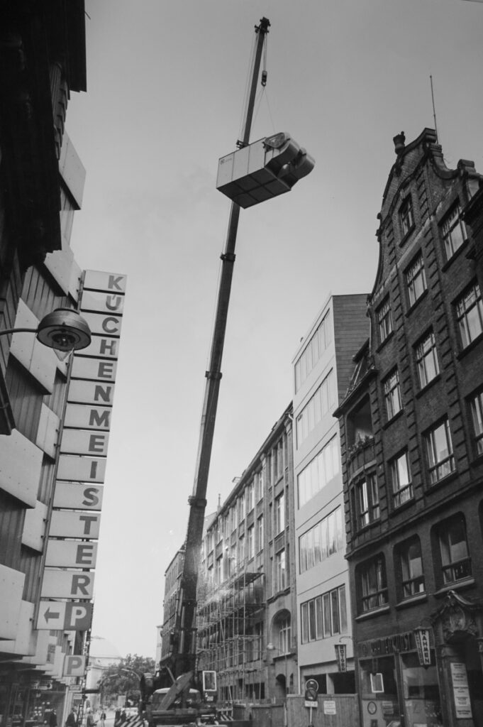 Kühlturm Schwertransport Kaufhaus Hamburg